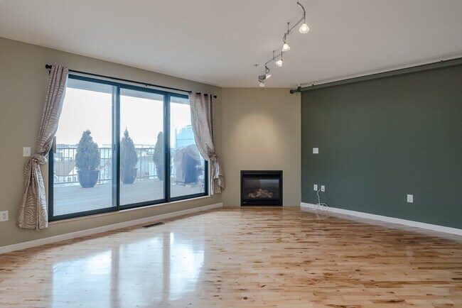 Building Photo - 210 Broadway