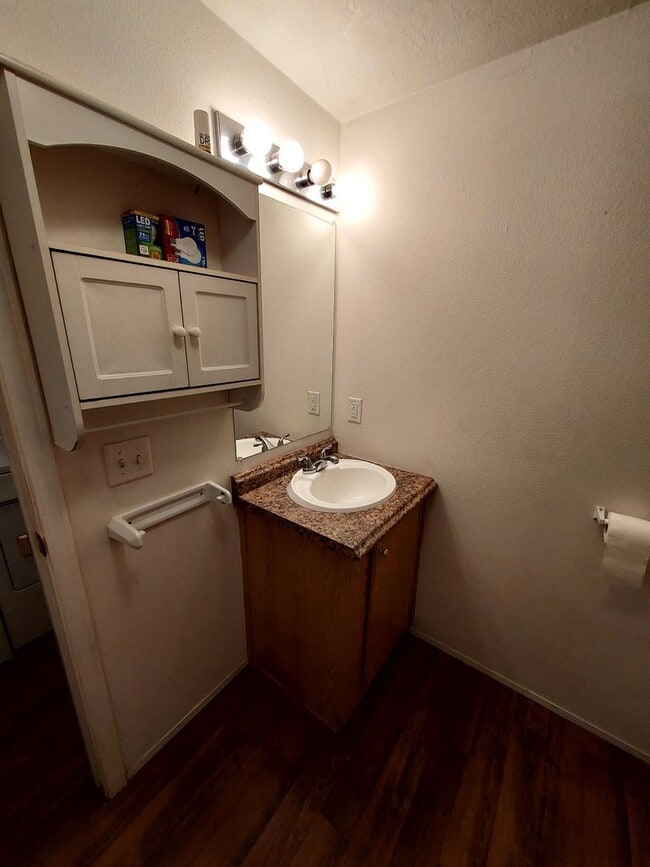 Building Photo - Small home in country setting