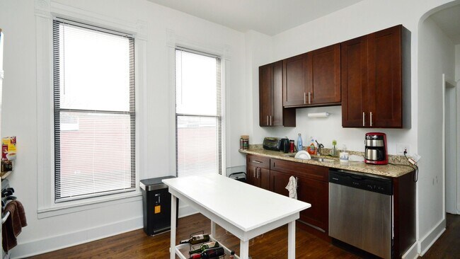 Building Photo - Large 2bd/ + Den/1bth Updated, in West Town, Avail 8/1!