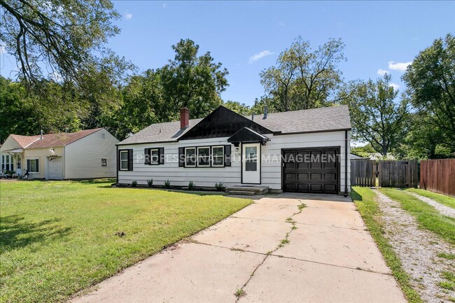 Primary Photo - Charming 3 bedroom 1 bath home with 2 garages!