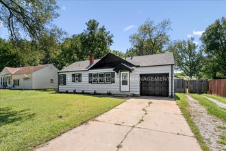 Building Photo - Charming 3 bedroom 1 bath home with 2 garages!