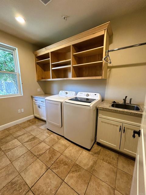 Building Photo - 2400 Kauana Loa Dr