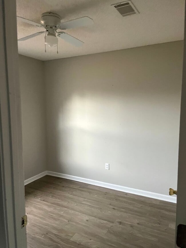 Building Photo - WINTER MOVE-IN SPECIAL: 50% OFF 1st FULL MONTH'S RENT!**