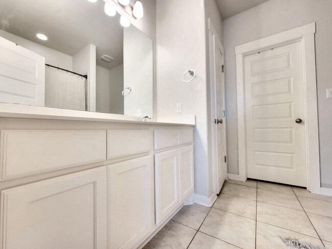 Building Photo - Comfortable One-Level 3BD/2BA with Natural...