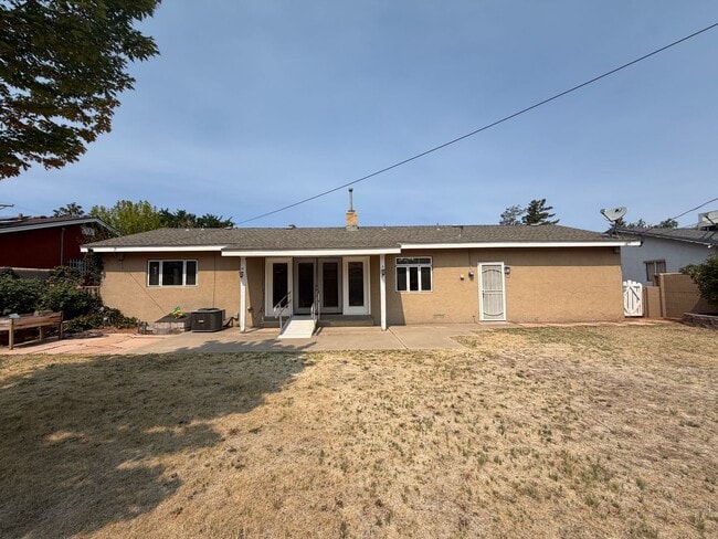 Building Photo - Spacious 4 Bedroom 2 Bathroom Home In The NE Heights!