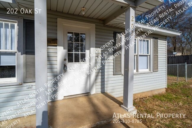 Building Photo - 202 Oak St