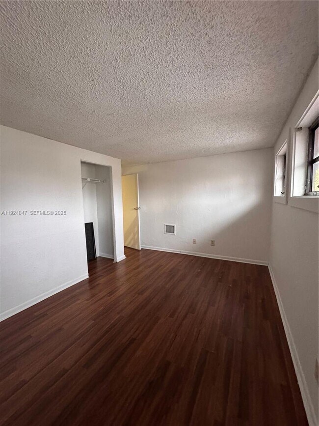 Building Photo - 3625 SW 70th Ave