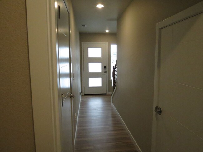 Building Photo - 4Bed/3.5Bath Newer Construction Home in Seattle Otani Gardens Development!