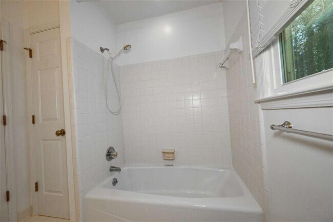 Building Photo - 151 Lakeside Dr NW