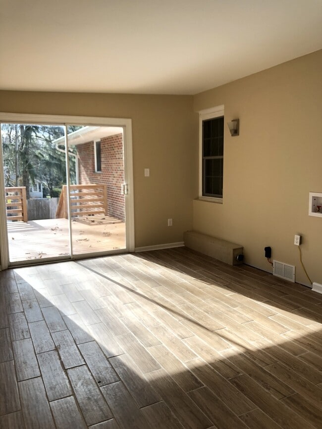 Building Photo - Convenient South Location!  3 Bedrooms / 2 Bathrooms