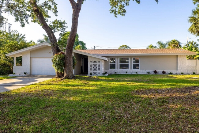 Building Photo - 802 Camelia Dr