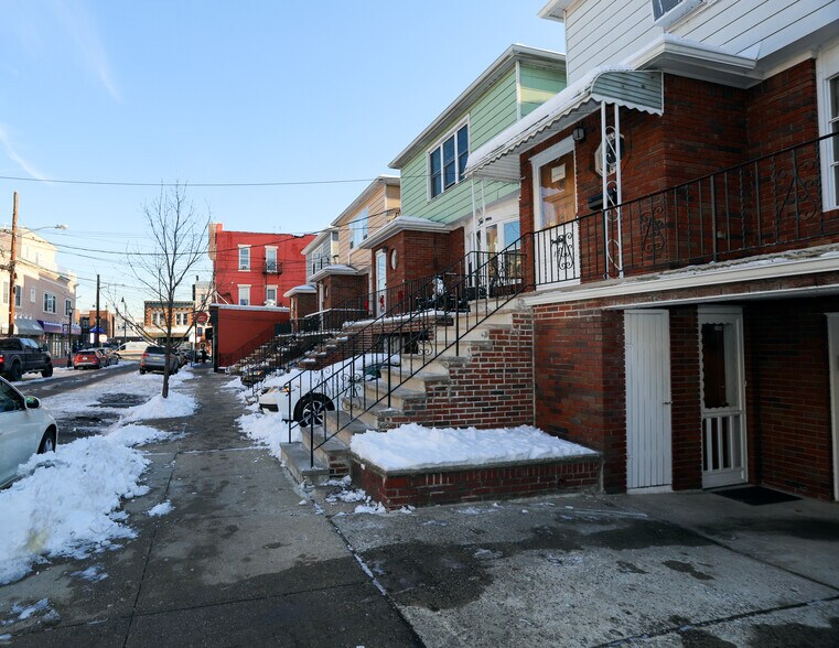 Building Photo - 15 Bleecker St
