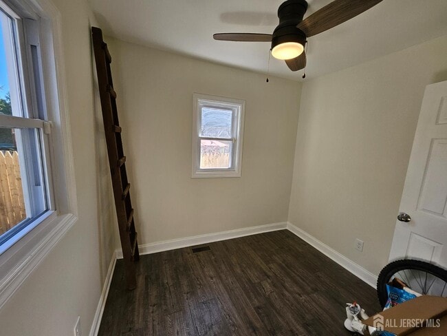 Building Photo - 60 6th Ave