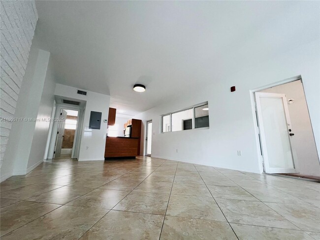 Building Photo - 946 Bay Dr