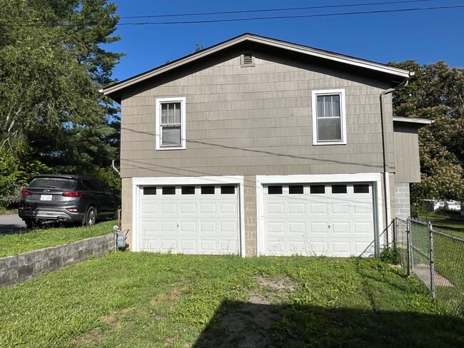 Building Photo - 104 Circle Dr