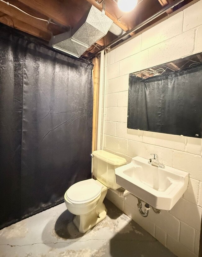 Building Photo - Spacious 4 Bedroom Home + Garage, Fenced Backyard & Bonus Lower Level