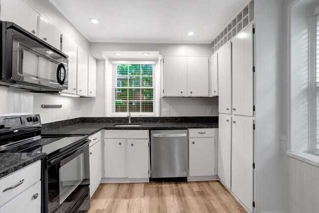 Building Photo - 2 Bedroom 2 Bathroom Condo Available for Rent