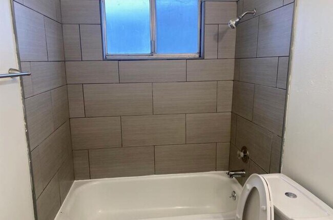 Building Photo - Lovely 2 Bedroom /  1 Bathroom for rent $2...