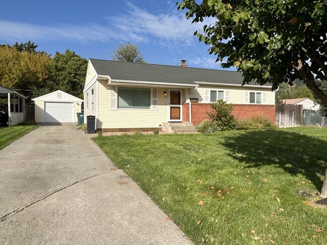 Building Photo - 1311 E Maple Ave