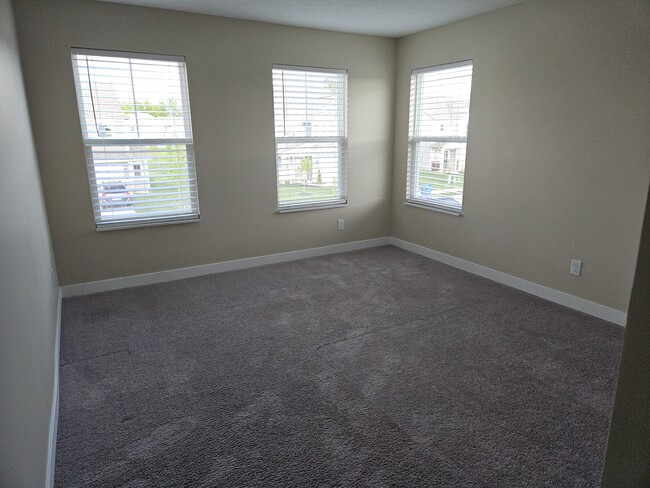 Building Photo - 2704 Grassy Br Dr