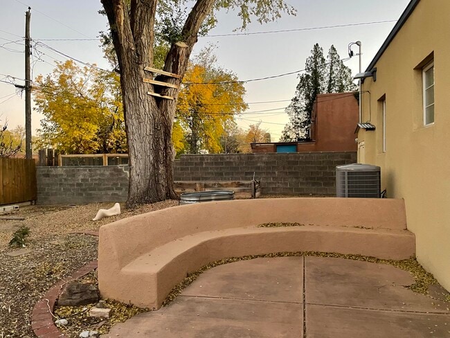 Building Photo - 732 Loma Vista Dr NE