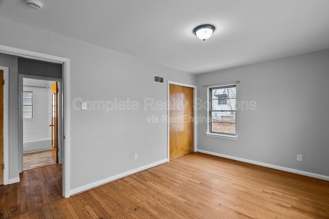 Building Photo - 9220 Leamont Dr