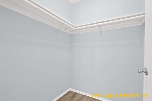 Building Photo - 1430 S Point View St