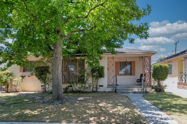 Building Photo - Beautiful 3 Bedroom/ 2 Bath Home $3,595/ Mo.