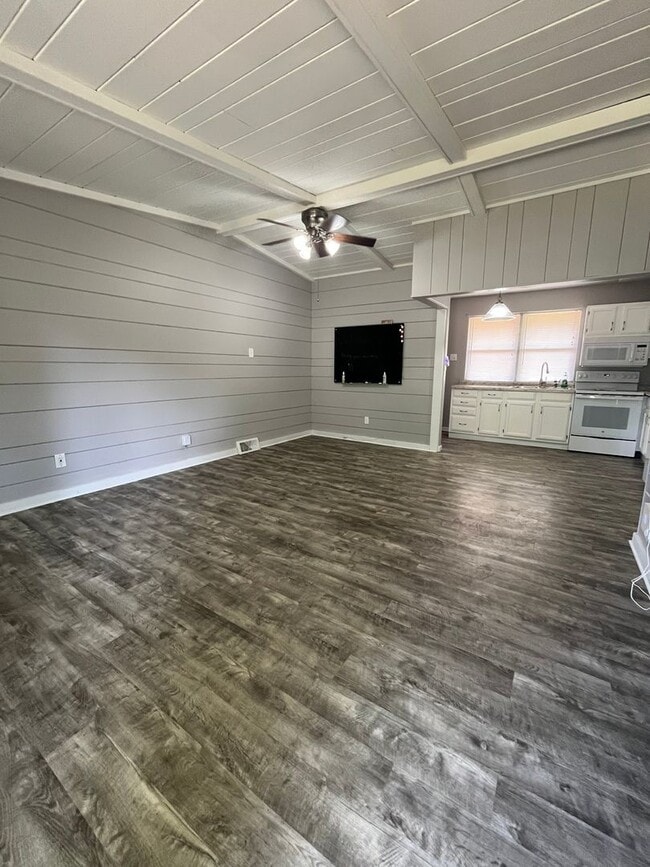 Building Photo - 3 bedroom 1 bath home for rent