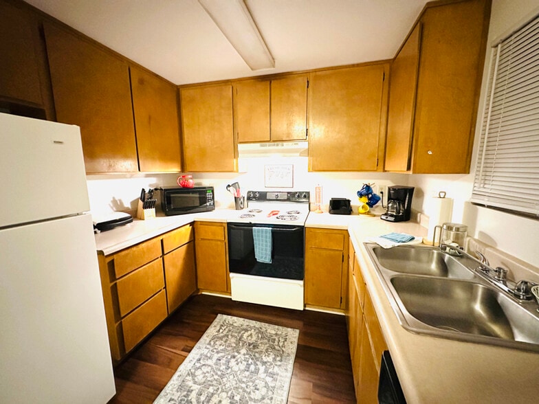 Building Photo - 1270 W Newlands Dr