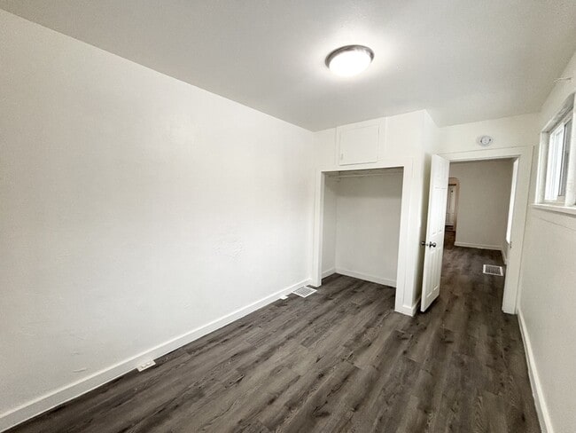 Building Photo - 478 E 8th Ave