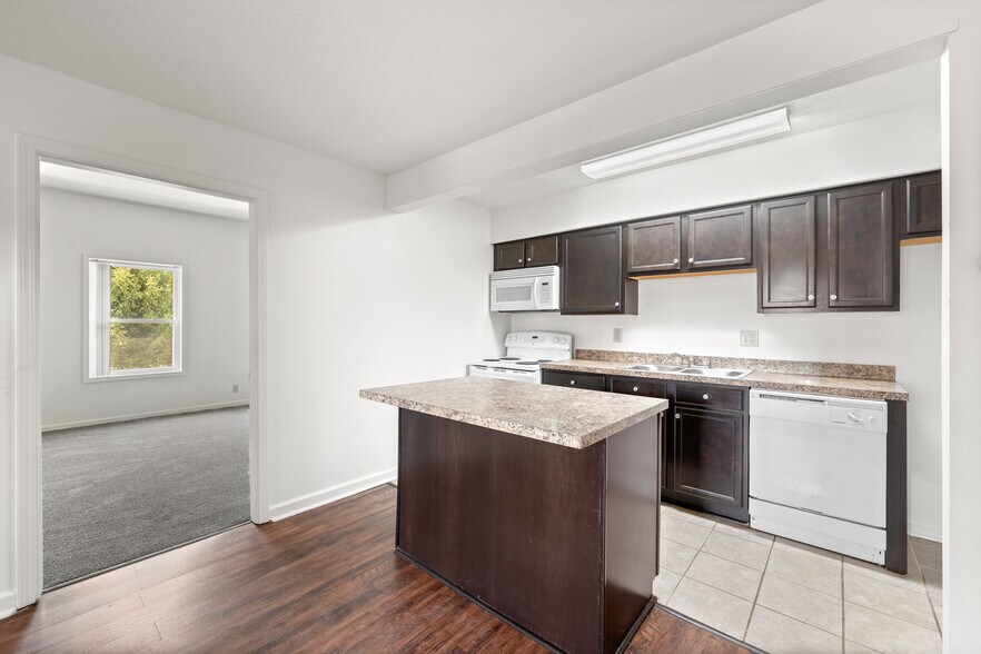 Primary Photo - Foxtail Glen on White Pond