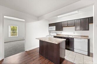 Building Photo - Foxtail Glen on White Pond