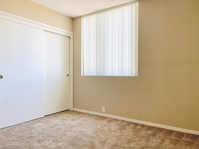 Building Photo - LIVE IN LA JOLLA! LOVELY TOWNHOME WITH BEA...
