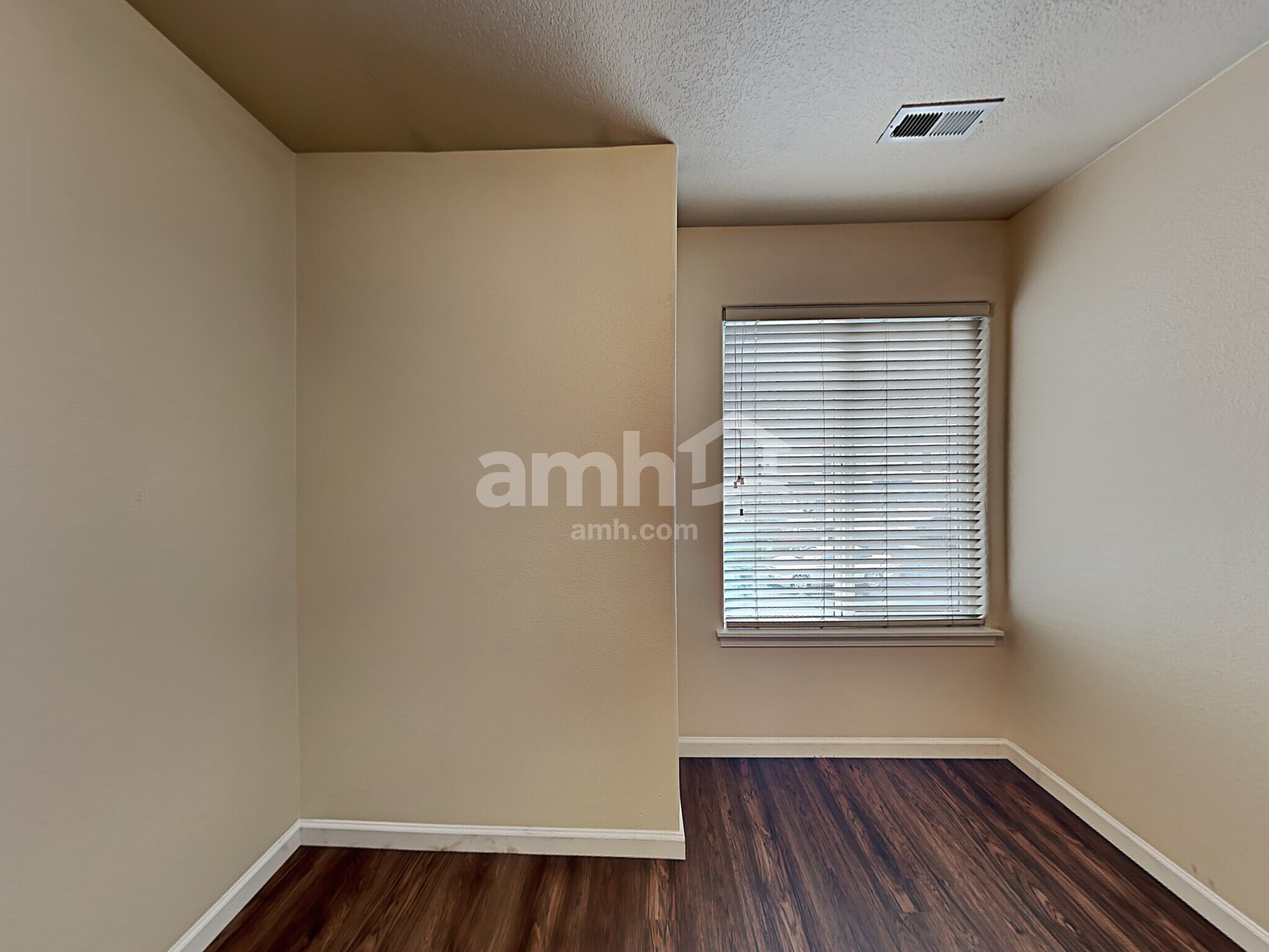 Building Photo - 1628 NE 10th Pl