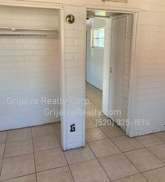 Building Photo - 744 W Nevada St