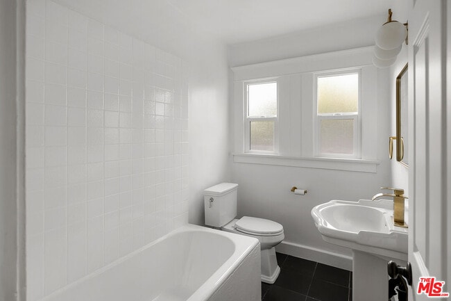 Building Photo - 4316 Kingswell Ave