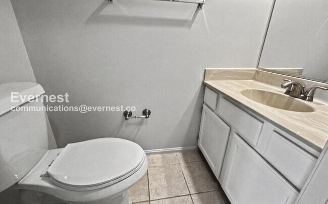 Building Photo - 3 Bed/1.5 Bath Townhome with Fenced Yard / Pet-Friendly / Vouchers Accepted / Available Now!