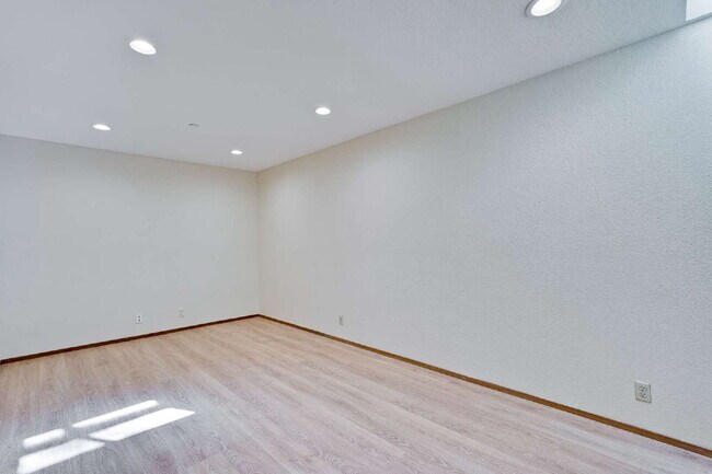 Building Photo - Large, Bright Sunnyvale Townhome near Border of Mountain View