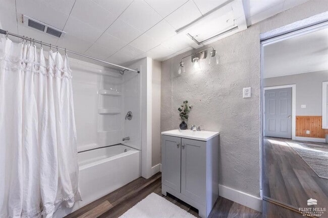 Building Photo - Beautiful, Spacious Home