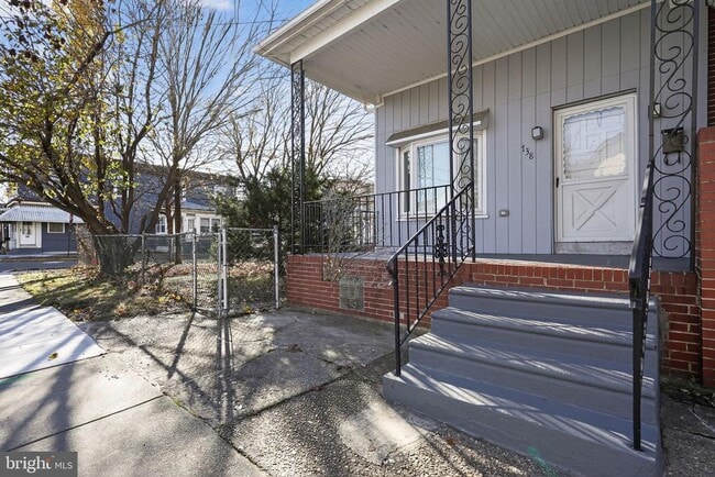 Building Photo - 738 Division St