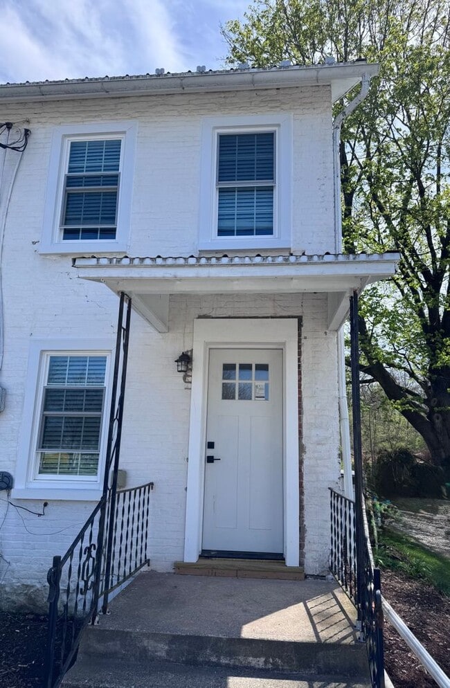 Building Photo - Trendy Urban Loft