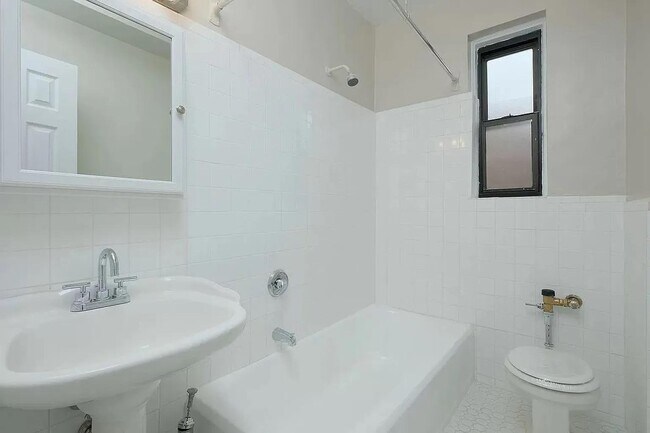 Building Photo - 55 E 190th St