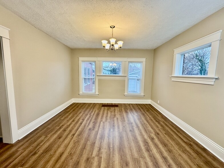 Building Photo - 1026 W 7th St