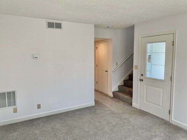 Building Photo - 3 Bedroom 2 bath TownHome