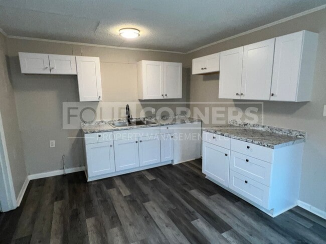 Building Photo - Spacious 3 Bedroom 1.5 Bath House