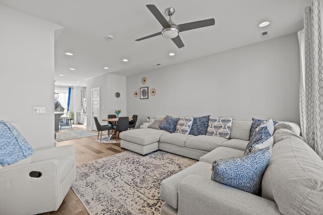 Building Photo - 644 W End Dr