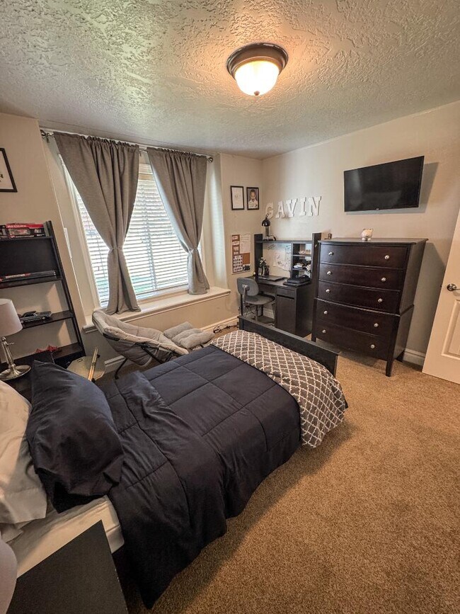 Building Photo - 5483 N Black Sand Ave