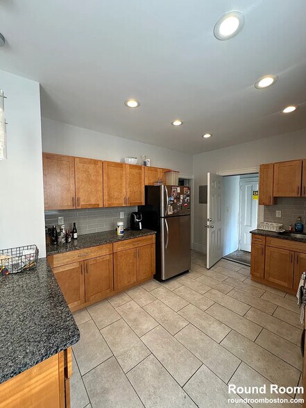 Building Photo - 384 Washington St