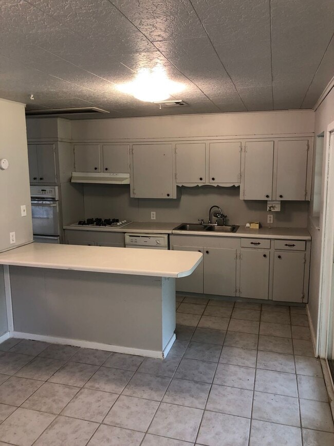 Building Photo - Southern Hills!